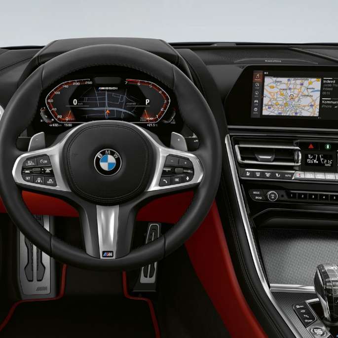 Førerplass med M skinnratt i BMW M850i xDrive i karbonsort metalliclakk.
