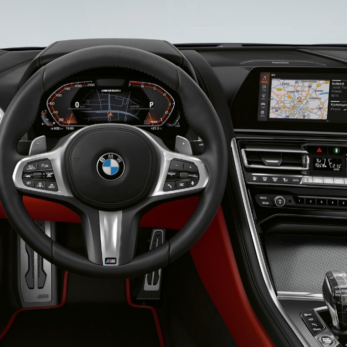 Førerplass med M skinnratt i BMW M850i xDrive i karbonsort metalliclakk. Førerplass med M skinnratt i BMW M850i xDrive i karbonsort metalliclakk.