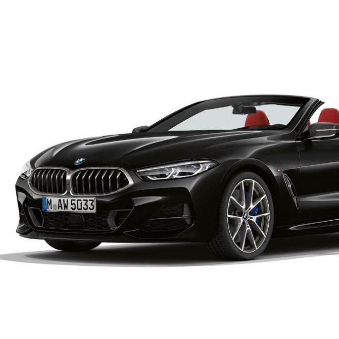 BMW M850i xDrive i karbonsort metalliclakk sett skrått forfra.