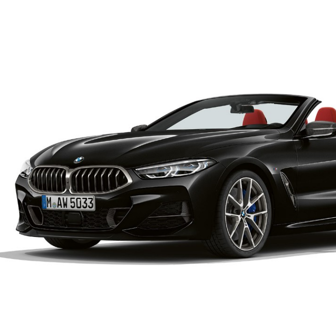 BMW M850i xDrive i karbonsort metalliclakk sett skrått forfra. BMW M850i xDrive i karbonsort metalliclakk sett skrått forfra.