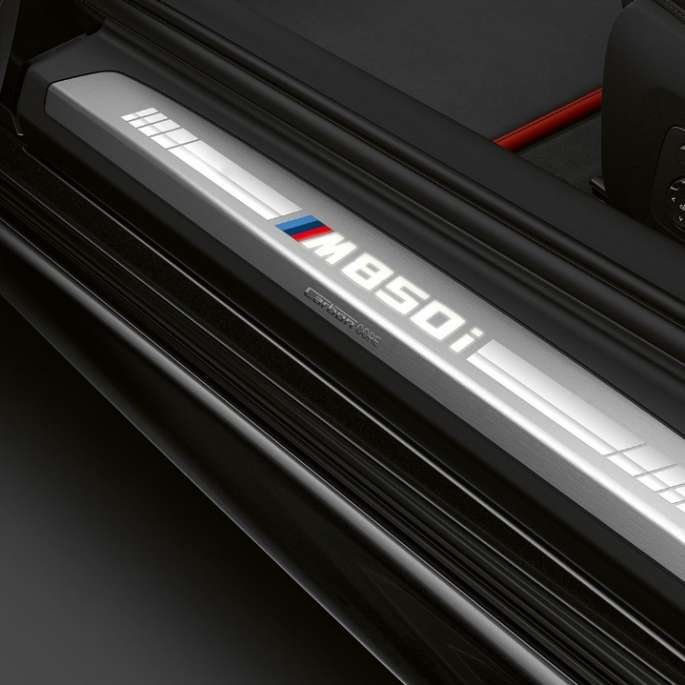 Innstigningslist på BMW M850i xDrive i karbonsort metalliclakk.