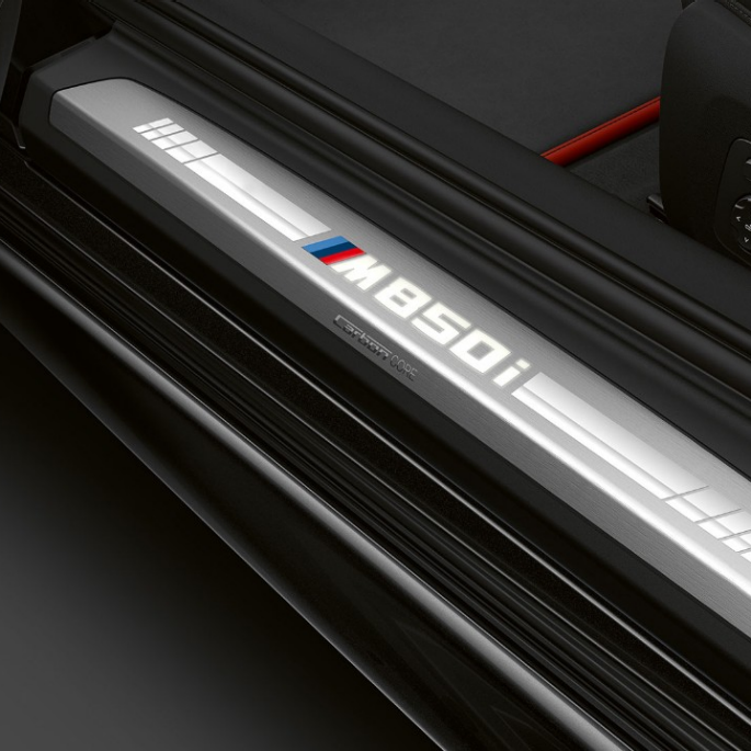 Innstigningslist på BMW M850i xDrive i karbonsort metalliclakk. Innstigningslist på BMW M850i xDrive i karbonsort metalliclakk.