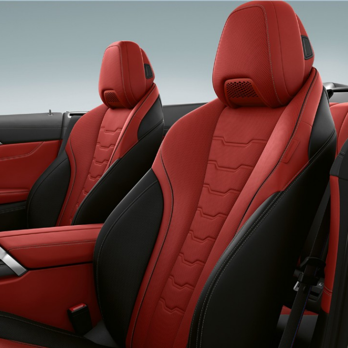 BMW M850i xDrive i karbonsort metalliclakk med utvidet skinninteriør fra BMW Individual i fionarødt/sort merinoskinn. BMW M850i xDrive i karbonsort metalliclakk med utvidet skinninteriør fra BMW Individual i fionarødt/sort merinoskinn.
