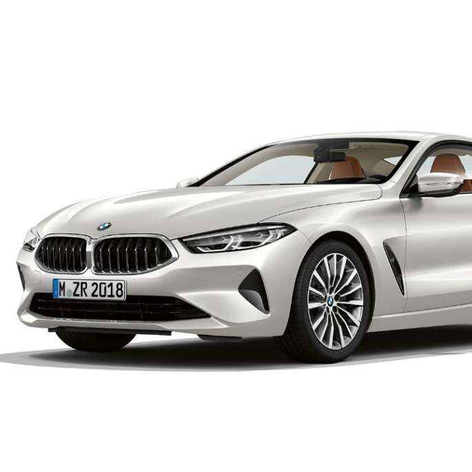 BMW 8-serie Coupé, mineralhvit metallic, sett skrått forfra.