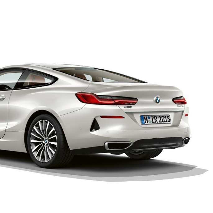 BMW 8-serie Coupé, mineralhvit metallic,sett skrått bakfra.