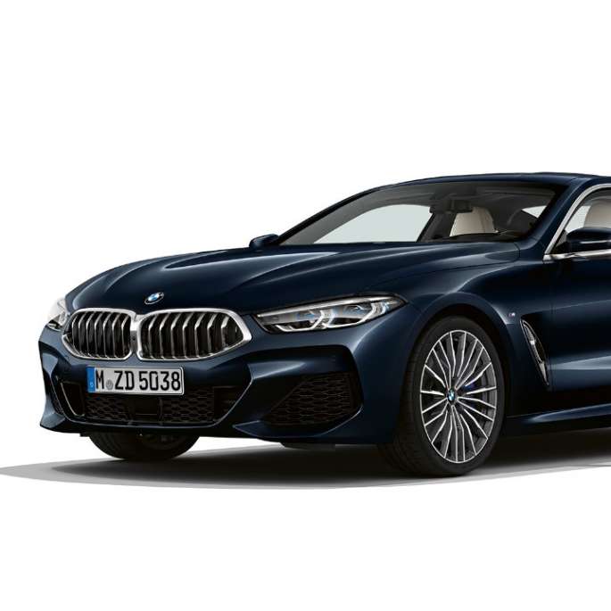 BMW 8-serie Coupé, karbonsort metallic, sett skrått forfra.