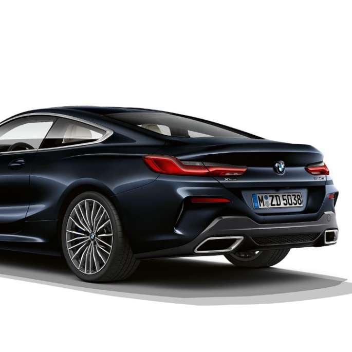 BMW 8-serie Coupé, karbonsort metallic,sett skrått bakfra.