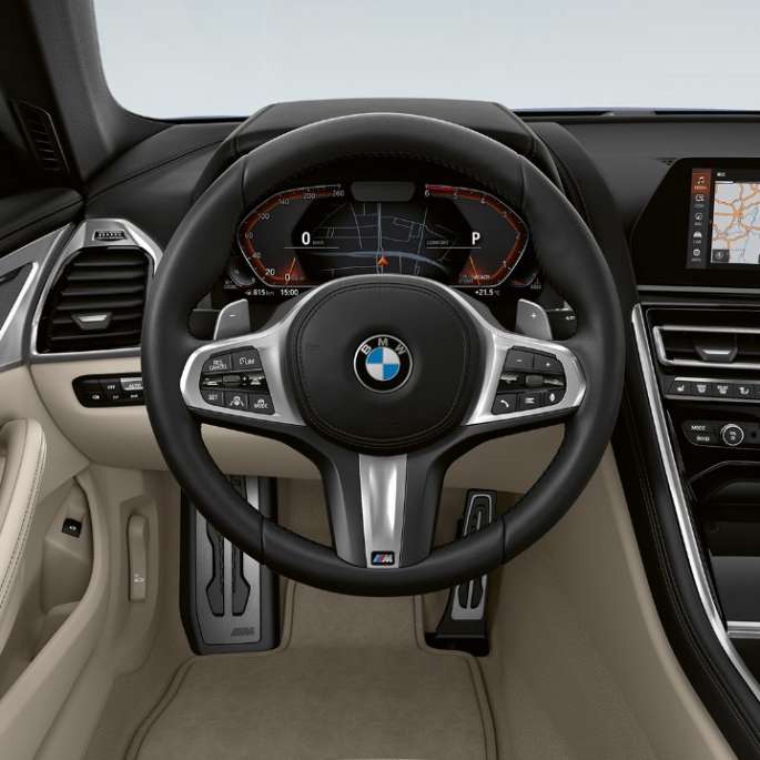 BMW 8-serie Coupé, førerplass, M skinnratt med multifunksjonstaster.