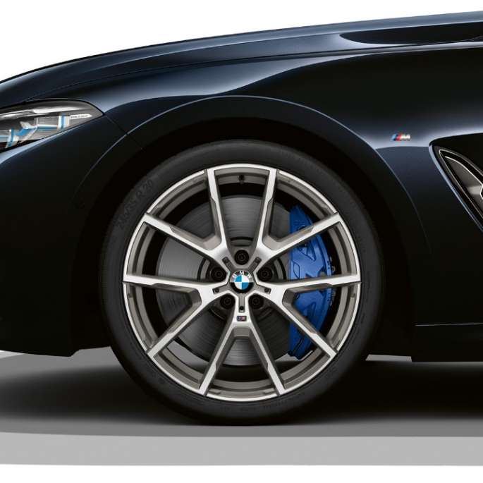 BMW 8-serie Coupé, karbonsort metallic, 19'' M lettmetallfelg Dobbelteke 727 M tofarget.