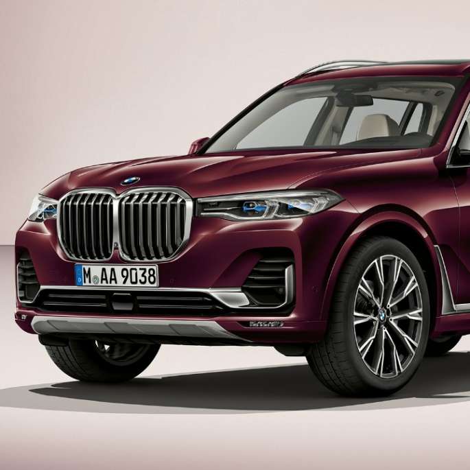 BMW Individual X7 xDrive 40i BMW Individual X7 40i xDrive40i sett skrått forfra i studio