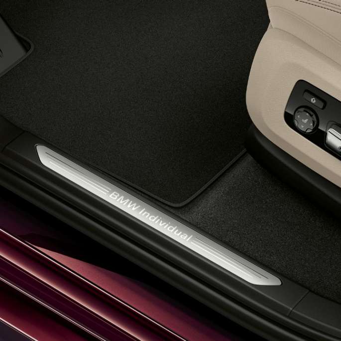 Innstigningslist på BMW Individual X7 xDrive 40i Nærbilde av innstigningslist på BMW Individual X7 xDrive 40i