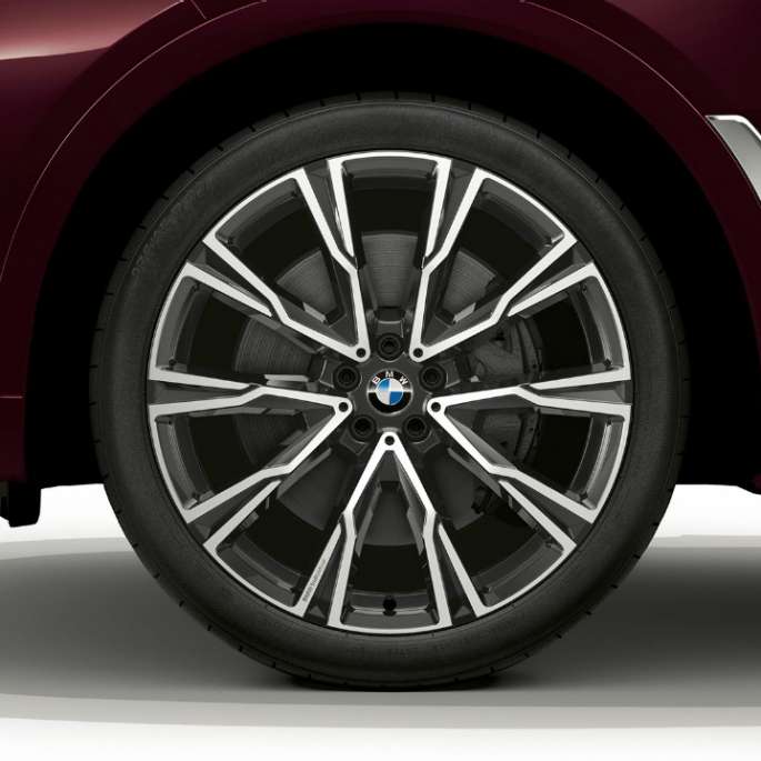 Lettmetallfelg på BMW Individual X7 xDrive 40i Nærbilde av lettmetallfelg på BMW Individual X7 xDrive 40i