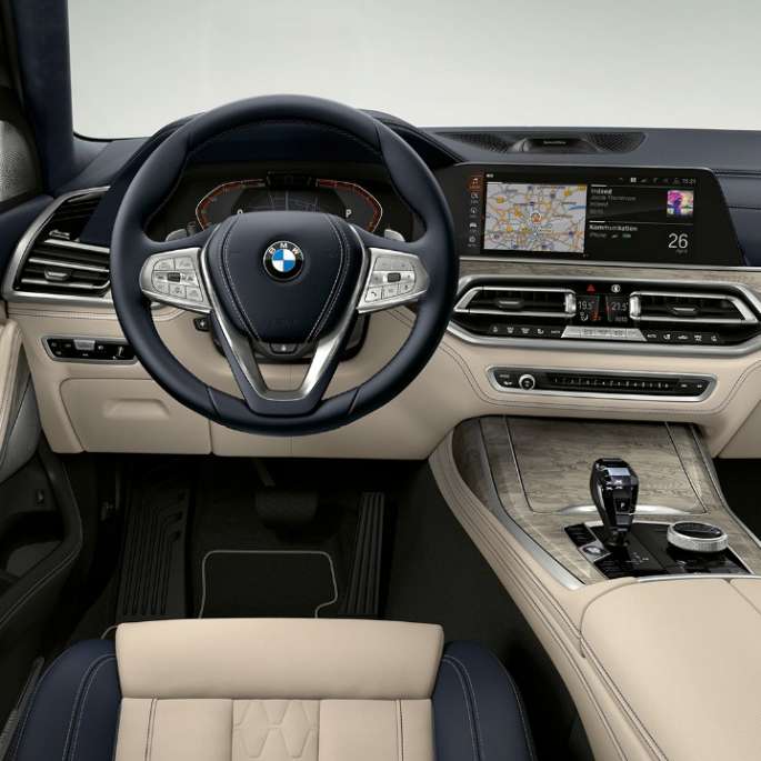Førerplassen i BMW X7 med Pure Excellence-design Nærbilde av førerplassen i BMW X7 med Pure Excellence-design sett forfra
