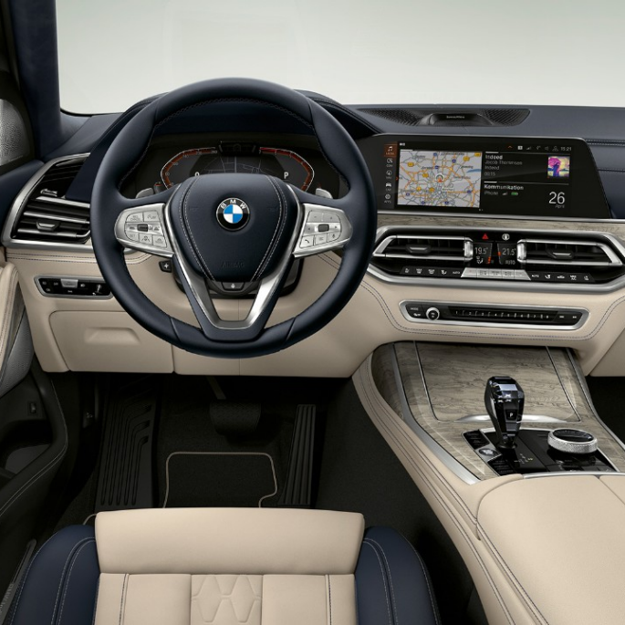 Førerplassen i BMW X7 med Pure Excellence-design Nærbilde av førerplassen i BMW X7 med Pure Excellence-design sett forfra