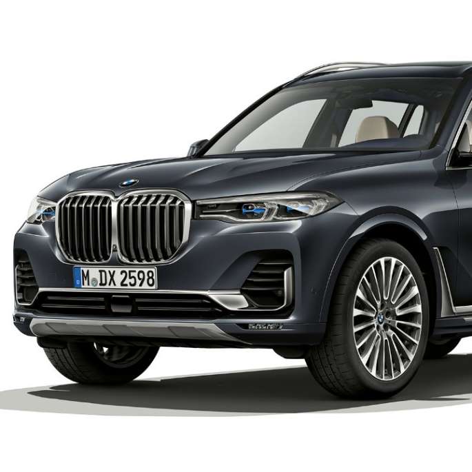 BMW X7 med Pure Excellence-design BMW X7 med Pure Excellence-design sett skrått forfra i studio