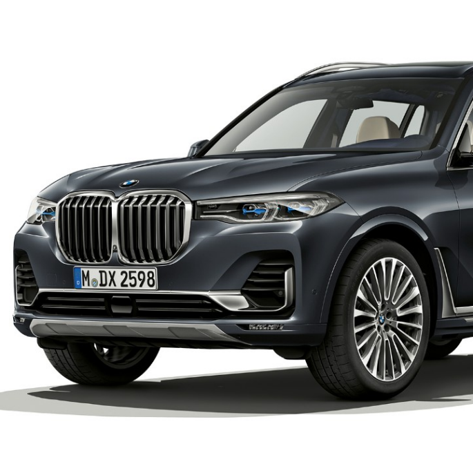 BMW X7 med Pure Excellence-design BMW X7 med Pure Excellence-design sett skrått forfra i studio