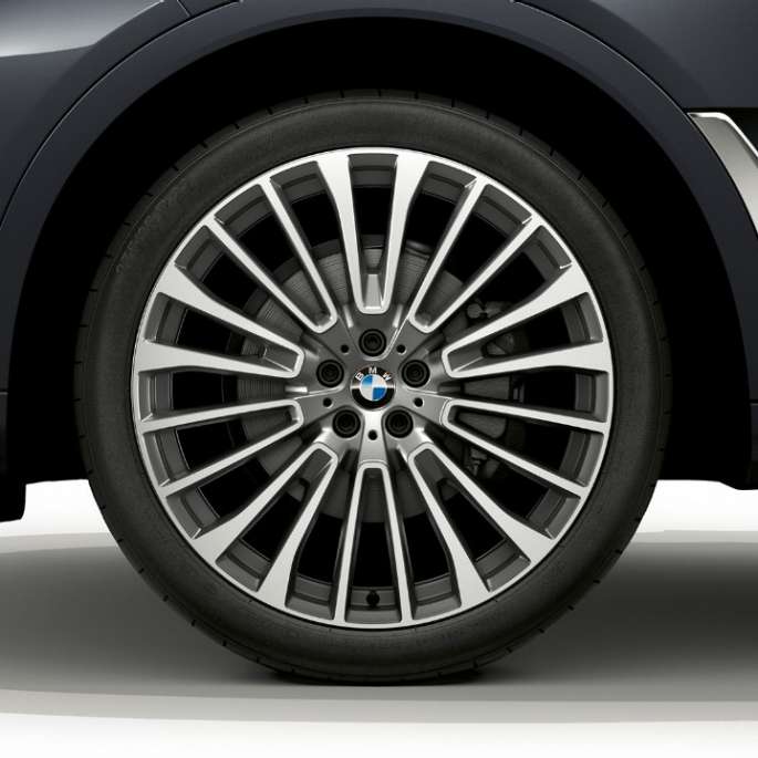 Lettmetallfelg på BMW X7 med Pure Excellence-design Nærbilde av lettmetallfelg på BMW X7 med Pure Excellence-design