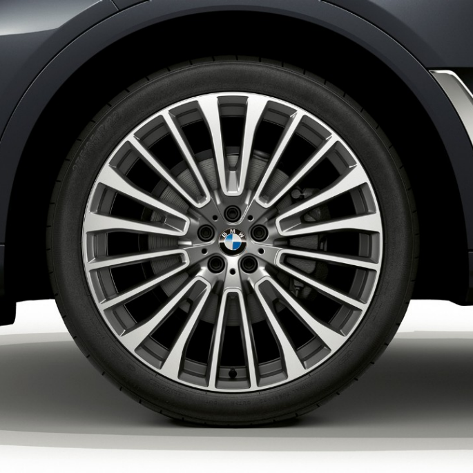 Lettmetallfelg på BMW X7 med Pure Excellence-design Nærbilde av lettmetallfelg på BMW X7 med Pure Excellence-design
