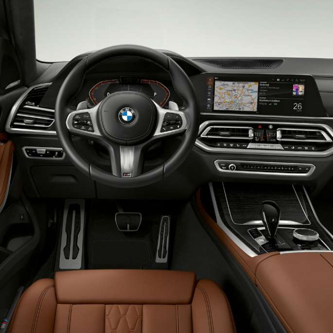 Førerplassen i BMW X7 med M Sportspakke Nærbilde av førerplassen i BMW X7 med M Sportspakke sett forfra