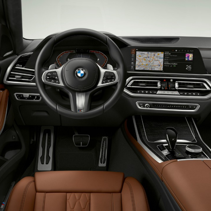 Førerplassen i BMW X7 med M Sportspakke Nærbilde av førerplassen i BMW X7 med M Sportspakke sett forfra
