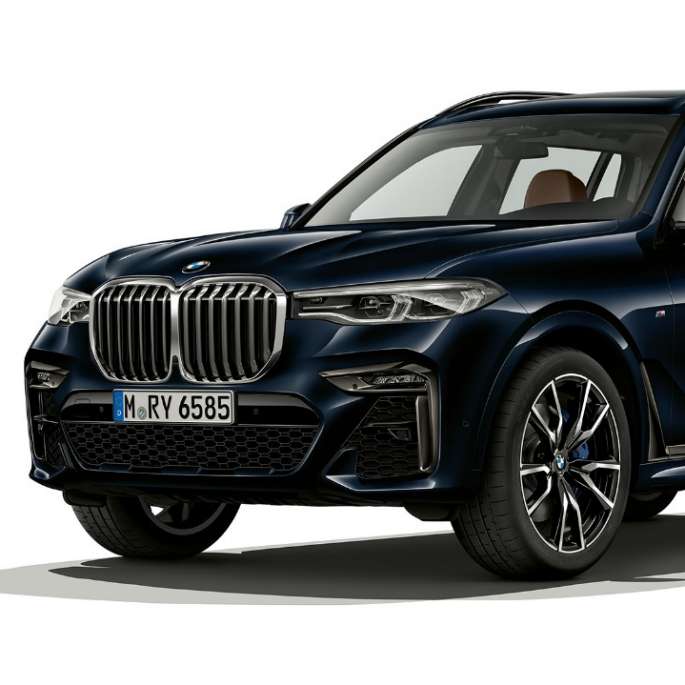 BMW X7 med M Sportspakke BMW X7 med M Sportspakke sett skrått forfra i studio