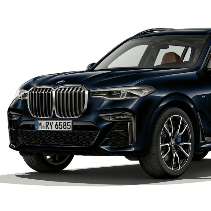 BMW X7 med M Sportspakke BMW X7 med M Sportspakke sett skrått forfra i studio