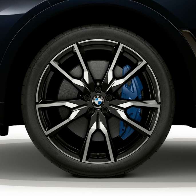 Lettmetallfelg på BMW X7 med M Sportspakke Nærbilde av lettmetallfelg på BMW X7 med M Sportspakke