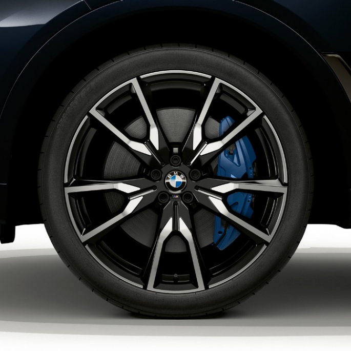 Lettmetallfelg på BMW X7 med M Sportspakke Nærbilde av lettmetallfelg på BMW X7 med M Sportspakke