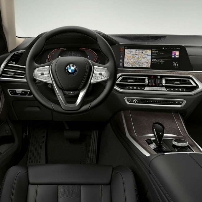Førerplass i BMW X7 grunnmodell Nærbilde av førerplassen i BMW X7 grunnmodell sett forfra