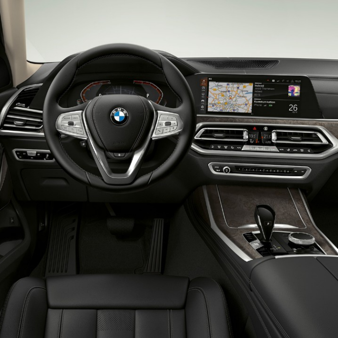 Førerplass i BMW X7 grunnmodell Nærbilde av førerplassen i BMW X7 grunnmodell sett forfra