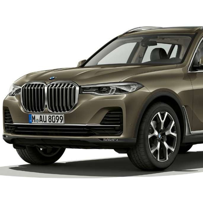 BMW X7 grunnmodell BMW X7 grunnmodell i lakkfargen vermontbronse sett skrått forfra i studio