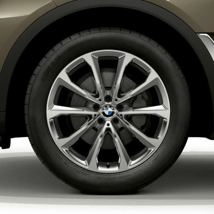 Lettmetallfelg på BMW X7 grunnmodell Nærbilde av lettmetallfelg på BMW X7 grunnmodell